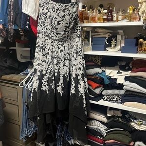 White House Black Market Strapless Floral Dress Womens size 8 Midi Fit & Flare